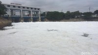 Pantauan detikcom, Jumat (23/3/2018), busa tebal tampak menghampar bak salju di kali Banjir Kanal Timur (BKT) Marunda, Jakarta Utara.