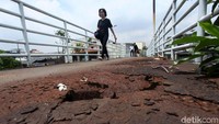 Selain itu, alas JPO juga sudah keropos.