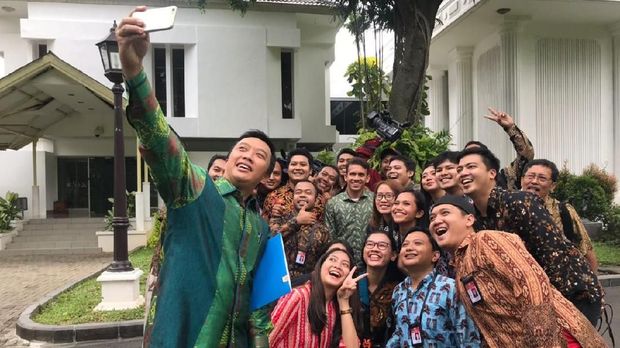 Egy Maulana Vikri berfoto dengan penggemarnya di kompleks Istana Presiden.