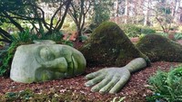 Patung ini bernama The Moss Lady. Patung ini terinspirasi dari The Mud Maid yang berada di Lost Gardens of Heligan di Cornwall, Inggris.  (the.skygypsy/Instagram)