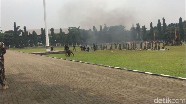  Mayjen TNI Madsuni resmi menyerahkan pasukan satuan Kopassus kepada Danjen Kopassus Mayjen TNI Eko Margiyono.