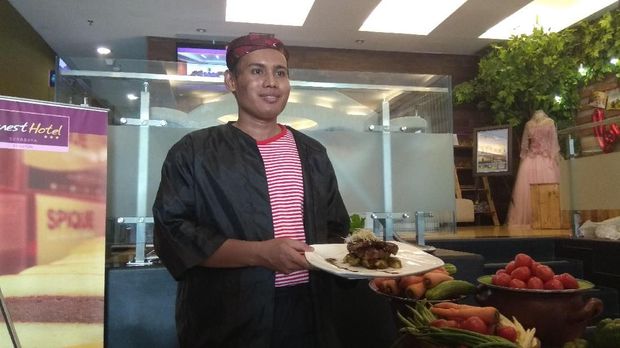 Chef Panji Kusuma, juru masak yang membuat inovasi semur iga kambing panggang. (Foto: Hilda Meilisa Rinanda)
