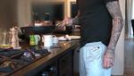 12 Pose Kece David Beckham Saat Makan, Bikin Kaum Wanita Makin Kagum