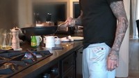 Ganteng, jago main bola dan jago masak. Duh suami ideal banget ya David Beckham ini. Ia asyik masak pancake nih. Foto: Instagram @davidbeckham