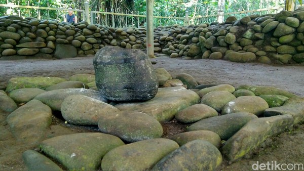 Di Situs Ciung Wanara ini juga terdapat Batu Pamangkonan yang dulunya digunakan tempat menyeleksi prajurit kerajaan. Barang siapa yang berhasil mengangkat batu tersebut sebanyak tiga kali maka dianggap layak menjadi prajurit. (Dadang Hermansyah/detikTravel) Di Situs Ciung Wanara ini juga terdapat Batu Pamangkonan yang dulunya digunakan tempat menyeleksi prajurit kerajaan. Barang siapa yang berhasil mengangkat batu tersebut sebanyak tiga kali maka dianggap layak menjadi prajurit. (Dadang Hermansyah/detikTravel)
