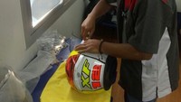 Adapun helm pebalap WSBK yang ditangani Mugi adalah helm KYT yang dipakai Xavi Fores dari tim Barni Racing Team dengan tunggangan Ducati Panigale R. Foto: Dok. Pribadi Mugiyono