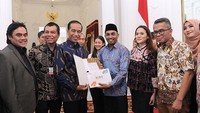 Glen dan bersama para musisi tanah air berfoto bersma Presiden Jokowi di Istana Negara, ia menjadi salah satu penggagas Konferensi Musik Indonesia (KAMI) yang pertama kali berlangsung di Ambon pada Maret 2018 dan turut aktif mendirikan M Bloc Space. Instagram Triawan Munaf