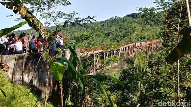 Susuri Jejak Kereta Api Banjar-Pangandaran yang Tergerus Zaman