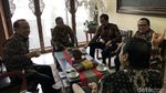 Foto: Momen Jokowi Tour ke Kantor Pratikno Lihat-lihat Lukisan