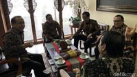 Jadi ada Dubes yang setelah bertemu saya, dia keluar, menyusuri lorong kemudian balik lagi, kata Pratikno sambil memperlihatkan lukisan-lukisan yang dipajang di lorong kantornya itu.