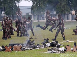 Berbagai Atraksi Meriahkan Sertijab Danjen Kopassus