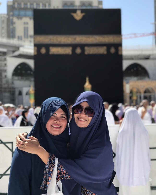 Selama beribadah umroh, Tantri memakai gamis dan khimar sebagaimana peserta umroh yang lain. Penampilannya saat umroh itu cukup membuat banyak orang merasa pangling. Foto: Instagram