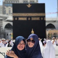 Selama beribadah umroh, Tantri memakai gamis dan khimar sebagaimana peserta umroh yang lain. Penampilannya saat umroh itu cukup membuat banyak orang merasa pangling. Foto: Instagram