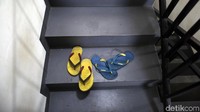 Sandal ditinggal pemiliknya di tangga kantor.