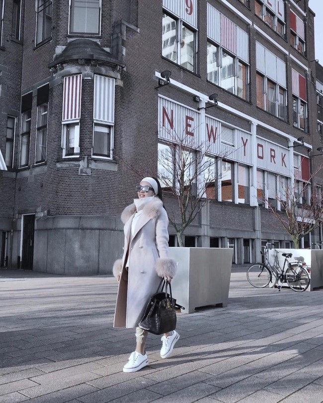 Sebelum ke Jerman, Syahrini terlebih dahulu memulai liburannya di Eropa dengan berjalan-jalan di Rotterdam, Belanda. Saat berada di Rotterdam, penyanyi dengan nama asli ‎Rini Fatimah Jaelani itu terlihat tampil stylish memakai coat dari brand By.Lauyaju seharga ‎400 Euro atau sekitar Rp 6,7 juta. Dia juga melengkapi penampilannya dengan tas dan sepatu dari brand favoritnya Hermes. Tas Hermes yang dibawanya ini merupakan seri Birkin dan harganya bisa mencapai miliaran rupiah. Foto: Instagram Syahrini