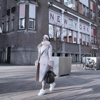 Sebelum ke Jerman, Syahrini terlebih dahulu memulai liburannya di Eropa dengan berjalan-jalan di Rotterdam, Belanda. Saat berada di Rotterdam, penyanyi dengan nama asli ‎Rini Fatimah Jaelani itu terlihat tampil stylish memakai coat dari brand By.Lauyaju seharga ‎400 Euro atau sekitar Rp 6,7 juta. Dia juga melengkapi penampilannya dengan tas dan sepatu dari brand favoritnya Hermes. Tas Hermes yang dibawanya ini merupakan seri Birkin dan harganya bisa mencapai miliaran rupiah. Foto: Instagram Syahrini