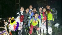Kevin dan teman-temannya di arena motor trail. Foto: Instagram Kevin Sanjaya