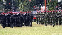 Sertijab juga dimeriahkan dengan atraksi terjun payung sambil membawa bendera merah putih dari pasukan Kopassus.