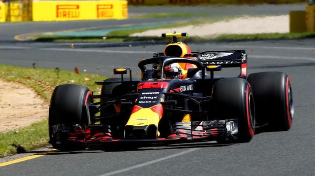 Max Verstappen hanya terpaut tipis dari catatan waktu Lewis Hamilton.