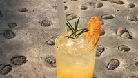 Kalau mau yang dingin, orange squash dari jus jeruk navel segar ini pasti memuaskan. Segarnya!Foto: Instagram : brancusi_cafe