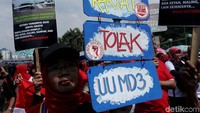Mereka meminta Undang-undang MPR DPR, DPD dan DPRD (UU MD3) dicabut.