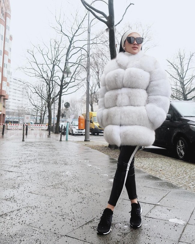 Sebelum melanjutkan perjalanan ke Hungaria, Syahrini sempat berpose di trotoar di Jerman memakai sneakers black and white dari Chanel yang harganya Rp 12,9 juta. Foto: Instagram Syahrini