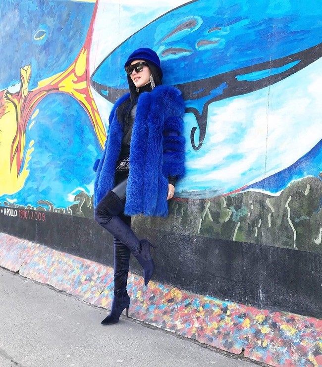 Saat berpose di salah satu tugu Holocaust Memorial dan juga obyek wisata lainnya yaitu Tembok Berlin, Syahrini tetap seperti biasanya tampil mewah dan kekinian. Dia terlihat memakai Chanel belt bag seharga US$ 1.800 atau sekitar Rp 24 juta. Belt bag seperti yang dipakai mantan pasangan duet Anang Hermansyah itu tengah menjadi tren fashion terkini. Foto: Instagram Syahrini