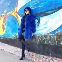 Saat berpose di salah satu tugu Holocaust Memorial dan juga obyek wisata lainnya yaitu Tembok Berlin, Syahrini tetap seperti biasanya tampil mewah dan kekinian. Dia terlihat memakai Chanel belt bag seharga US$ 1.800 atau sekitar Rp 24 juta. Belt bag seperti yang dipakai mantan pasangan duet Anang Hermansyah itu tengah menjadi tren fashion terkini. Foto: Instagram Syahrini