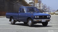 Hilux generasi kedua lahir pada Mei 1972. Mobil itu memiliki wheelbase lebih panjang. Selain versi standar, ada juga mesin Hilux 1.6 liter dan mesin 2.0 liter di generasi kedua. Foto: Toyota