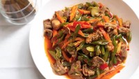 Kalau suka tumis buncis yang sedikit pedas, bisa ditambahkan dengan cabai, masukan juga potongan daging sapi empuk dan irisan wortel seperti milik @tatiksugiarti. Foto: Instagram