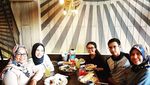Ini Aksi Fery Baswedan Saat Petik Tomat hingga Potong Tumpeng