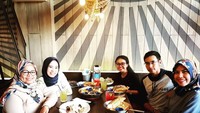 Bersama kerabatnya, Ibu Fery makan siang dengan fish and chips. Thank you so much for a wonderful lunch date, tulis wanita yang menikah dengan Anies Baswedan pada tahn 1996 ini. Foto: Instagram @fery.farhati