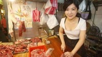 Tukang daging identik dengan pria paruh baya. Namun berbeda dengan Charlene Chang, wanita cantik yang jual daging ini sangat piawai memotong daging. Siapa sangka penjual daging ini adalah mahasiswi filsafat di Fu Jen Catcholic University. Foto: Istimewa