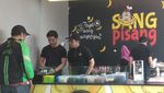 Jualan Sang Pisang di Surabaya, Ini 8 Pose Kaesang Layani Pembeli