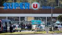 Aksi penyanderaan oleh seseorang yang yang mengaku terkait Islamic State of Iraq and Syria (ISIS) di sebuah supermarket Super U, Trebes, Prancis memakan tiga korban jiwa. Petugas keamanan setempat telah menembak mati penyandera tersebut. (Foto: REUTERS/Jean-Paul Pelissier)