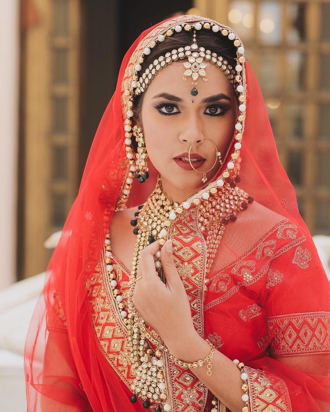 Anggun nan elegan, Raisa tampil dengan makeup ala India, lengkap dihiasi perhiasan khas negeri kelahiran Aishwarya Rai itu. Foto: Instagram/@sweet.escape