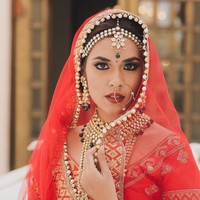 Anggun nan elegan, Raisa tampil dengan makeup ala India, lengkap dihiasi perhiasan khas negeri kelahiran Aishwarya Rai itu. Foto: Instagram/@sweet.escape