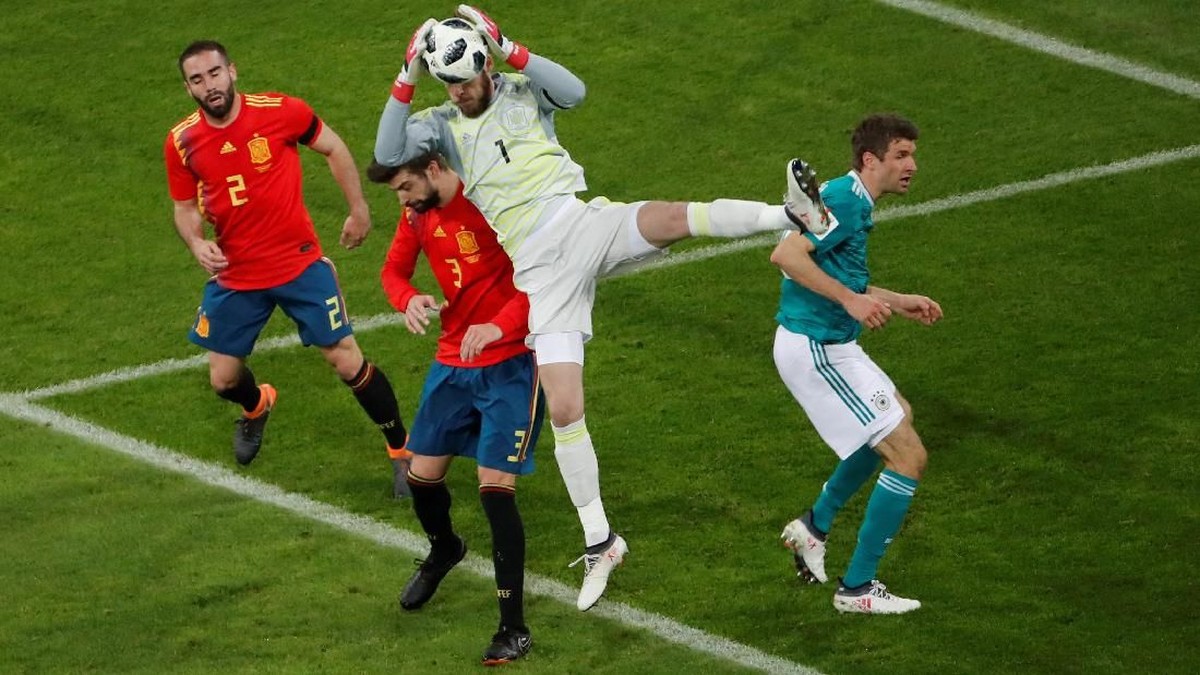 David De Gea menangkap bola pada pertandingan melawan Jerman (Foto: Wolfgang Rattay/Reuters)