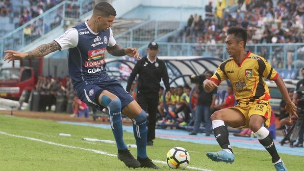 Arema gagal mempertahankan dua gol saat melawan Mitra Kukar.