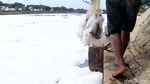 Mancing Ikan di Lautan Busa