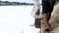 Warga membawa ikan hasil tangkapannya.