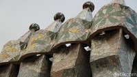 Fasad Casa Batllo mencolok dengan dinding warna-warni trencandis, seni mozaik Catalunya. Bangunan itu juga memiliki jendela dan pintu yang tak lumrah, tidak bersudut dan memiliki balkon dengan penampakan sisik, yang kemudian dijelaskan sebagai sisik naga (Femi Diah/detikTravel)