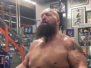 Saat Pegulat WWE Big Show Pamer Perut Sixpack