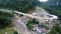 Mengutip Instagram Ditjen Bina Marga Kementerian PUPR, salah satu ruas jalan dengan kondisi seperti ini berada di Sulawesi Selatan, tepatnya ruas batas Kota Maros - batas Kabupaten Bone di Sulawesi Selatan. Pool/Ditjen Bina Marga Kementerian PUPR.