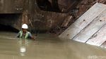 Pekerja Pasang Pelindung Tepi Sungai Kalimalang