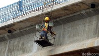 Sejumlah pekerja tengah menyelesaikan pembangunan layang Tol Becakayu, Jakarta, Sabtu (24/03/2018).