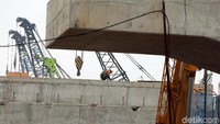 Alat berat juga terlihat terus digunakan.