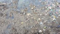 Sampah masih tercampur dengan lumpur di beberapa titik
