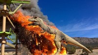 Api mulai menghabisi replika T-Rex.