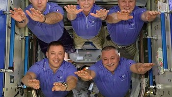 Thomas bertugas di stasiun luar angkasa selama 6 bulan. Ini adalah foto perpisahan dengan teman-teman satu timnya saat dia harus kembali ke Bumi. Foto: Instagram @thom_astro